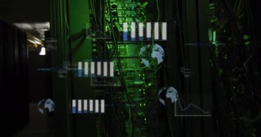 Bilgisayar sunucuları üzerinde dijital veri işleme animasyonu. Küresel bağlantılar, hesaplama ve veri işleme kavramı, dijital olarak oluşturulmuş video.