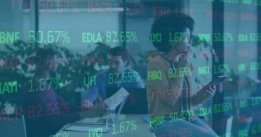 Ofiste çalışan iş adamları üzerinde borsa veri animasyonu. Finans, analitik, takım çalışması, teknoloji, ticaret