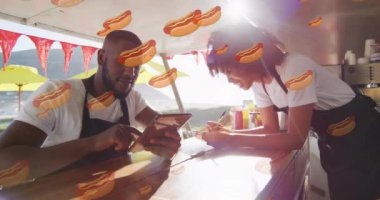 İki yemek kamyonu işçisinin siparişleri tartışması üzerine sosisli animasyonu. Sokak yemekleri, fast food, takım çalışması, işbirliği, aşçılık, sohbet