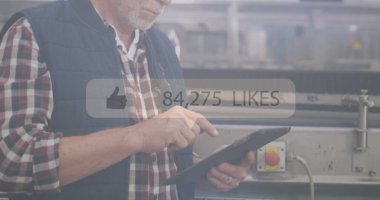 Tablet kullanan, sosyal medya ile endüstriyel ortamdaki adam resim örtüsünü sever. Teknoloji, endüstri, dijital, etkileşim, ağ oluşturma, modern