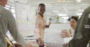 Çeşitli meslektaşların ofis toplantılarında tartıştıkları verilerin işleniş görüntüsü. İş, bağlantı, takım çalışması, dijital arayüz ve iletişim, dijital olarak oluşturulmuş görüntü.