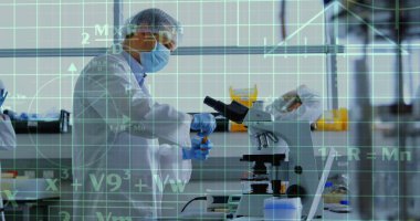 Laboratuvardaki çeşitli bilim adamları üzerinde bilimsel veri işleme resmi. Küresel bilim, bağlantılar, hesaplama ve veri işleme kavramı dijital olarak oluşturulmuş görüntü.