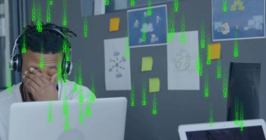 Afro-Amerikan iş adamının ofisinde ikili kodlama veri işleme görüntüsü. Küresel finans, iş, bağlantılar, hesaplama ve veri işleme kavramı dijital olarak oluşturuldu.