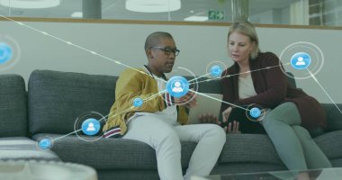 Ofisteki tablet kullanan çeşitli meslektaşlar üzerindeki simgelerle bağlantı ağının resmi. Teknoloji, iş ve dijital arayüz kavramı dijital olarak oluşturulmuş görüntü.