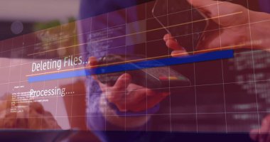 Akıllı telefon ödemesi yapan bir kadının veri işleme görüntüsü. küresel teknoloji, bağlantılar ve dijital arayüz konsepti dijital olarak oluşturulmuş görüntü.