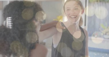 Birlikte yoga yapan farklı genç kızların üzerindeki ışık lekeleri. Yoga, arkadaşlık, refah ve sağlıklı yaşam tarzı, dijital olarak oluşturulmuş görüntü..