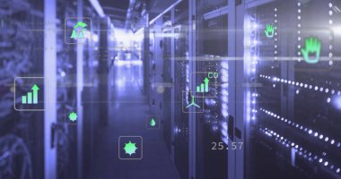 Bilgisayar sunucuları üzerinden eko simgelerin ve dijital veri işlemlerinin resmi. Dijital olarak oluşturulmuş küresel bağlantılar, hesaplama ve veri işleme kavramı.