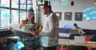 Ofisteki çeşitli iş adamlarıyla ilgili finansal veri işleme resmi. Küresel finans, iş, bağlantılar, hesaplama ve veri işleme kavramı dijital olarak oluşturuldu.