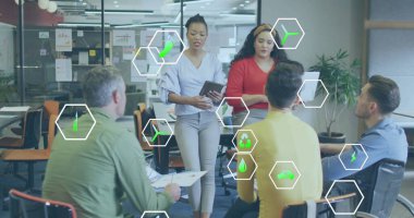 Muhtelif iş arkadaşlarının ofiste raporları tartışırken birden fazla simgenin görüntüsü. Dijital bileşik, çoklu maruz kalma, tehlikeli, geri dönüşüm, planlama, takım çalışması ve teknoloji konsepti.