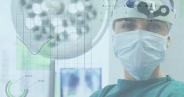 Kafkasyalı erkek cerrah üzerinden veri işleme görüntüsü. Küresel tıp, bağlantılar, hesaplama ve veri işleme kavramı dijital olarak oluşturulmuş görüntü.