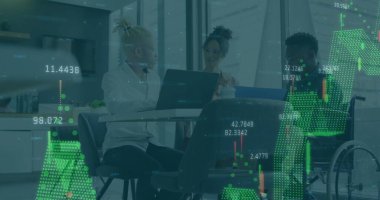 Çeşitli erkek ve kadın meslektaşların sıradan toplantılarında grafik ve veri işleme görüntüsü. Dijital arayüz, takım çalışması, iş, ofis, ağ ve iletişim, dijital olarak oluşturulmuş görüntü.