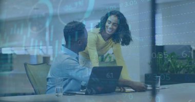 Grafiklerin, yükleme çemberlerinin, alım satım tahtalarının, çeşitli iş arkadaşlarının ofiste tartıştığı görüntüler. Dijital bileşik, çoklu pozlama, rapor, iş dünyası, borsa, takım çalışması ve teknoloji.