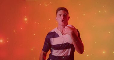 Kafkas erkek rugby oyuncusu üzerinde parlayan ışıklar resmi. Spor, rekabet ve aktif yaşam tarzı konsepti dijital olarak oluşturulmuş imaj.