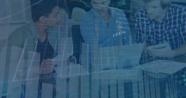 Çeşitli erkek ve kadın meslektaşların sıradan toplantılarda dizüstü bilgisayar kullanarak veri işleme görüntüsü. Veri, dijital arayüz, iş yeri, ofis, ağ ve iletişim, dijital olarak oluşturulmuş görüntü.