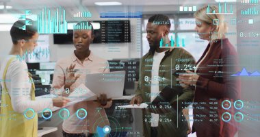 Ofisteki çeşitli iş adamlarıyla ilgili finansal veri işleme resmi. Küresel finans, iş, bağlantılar, hesaplama ve veri işleme kavramı dijital olarak oluşturuldu.