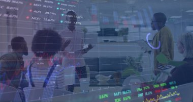 Ofiste birlikte tartışan çeşitli meslektaşların borsa veri işleme görüntüsü. Küresel ekonomi ve iş veri teknolojisi kavramı