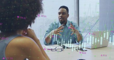 Çoklu grafiklerin ve değişen sayıların görüntüsü, çeşitli iş arkadaşları ofiste fikirlerini paylaşıyorlar. Dijital bileşik, çoklu pozlama, iş, planlama, takım çalışması ve teknoloji kavramı.