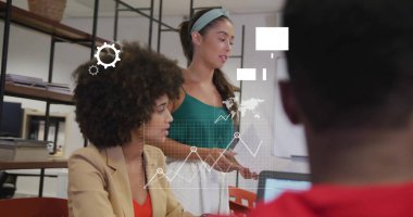 Günlük ofis toplantılarındaki çeşitli kadın meslektaşlar üzerinde medya ve veri simgeleri. İş, bağlantı, takım çalışması, dijital arayüz ve iletişim, dijital olarak oluşturulmuş görüntü.