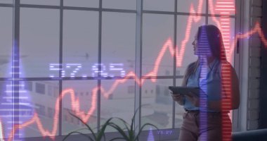 Ofisteki iki ırklı iş kadınının mali veri işleme görüntüsü. Küresel finans, iş, bağlantılar, hesaplama ve veri işleme kavramı dijital olarak oluşturuldu.