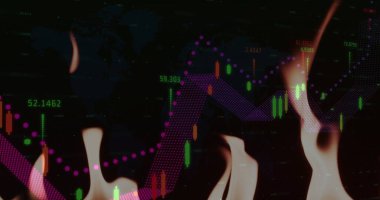 Aydınlatılmış kibritler üzerinden finansal veri işleme resmi. Küresel finans, iş, bağlantılar, hesaplama ve veri işleme kavramı dijital olarak oluşturuldu.