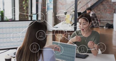 Ofisteki çeşitli iş adamlarıyla bağlantısı olan dijital simgelerin resmi. Küresel finans, iş, bağlantılar, hesaplama ve veri işleme kavramı dijital olarak oluşturuldu.