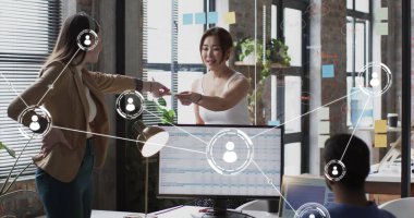 Ofisteki çeşitli iş adamlarıyla bağlantısı olan dijital simgelerin resmi. Küresel finans, iş, bağlantılar, hesaplama ve veri işleme kavramı dijital olarak oluşturuldu.