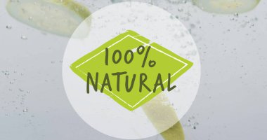 Yüzde yüz doğal metnin sudaki meyvelerin düşüşü görüntüsü. Sağlıklı beslenmek, vejetaryen gıdalar ve dijital olarak üretilen taze fruti konsepti..