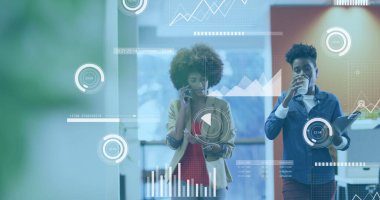 Ofis koridorunda tartışan iki Afrikalı Amerikalı kadının veri işleme görüntüsü. Bilgisayar arayüzü ve iş veri teknolojisi kavramı