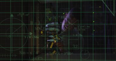 Sunucularla Afrika kökenli Amerikalı erkek teknisyen üzerinde bilimsel veri işleme görüntüsü. Küresel bilim, bağlantılar, hesaplama ve veri işleme kavramı dijital olarak oluşturulmuş görüntü.