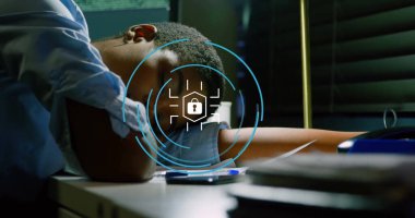 Ofiste uyuyan Afro-Amerikan iş kadını üzerinde kilit simgesi olan bir daire resmi. Dijital bileşik, siber güvenlik, koruma, yorgunluk, aşırı çalışma, geç saatlere kadar çalışma, bitkinlik.