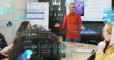 Ofisteki çeşitli iş adamlarıyla ilgili finansal veri işleme resmi. Küresel finans, iş, bağlantılar, hesaplama ve veri işleme kavramı dijital olarak oluşturuldu.