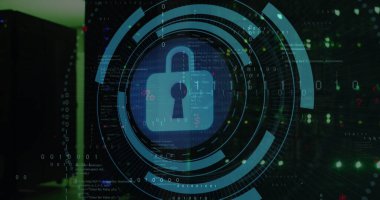 Yuvarlak tarayıcıda güvenlik kilidi simgesi ve bilgisayar sunucu odasında ikili kodlama. Siber güvenlik ve iş veri depolama teknolojisi kavramı