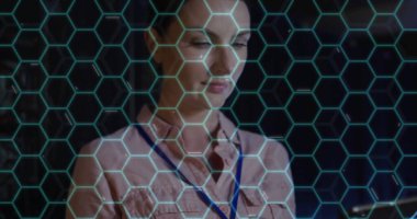 Bilgisayar sunucularına göre Kafkas kadın teknisyen üzerinde bilimsel veri işleme görüntüsü. Küresel bilim, bağlantılar, hesaplama ve veri işleme kavramı dijital olarak oluşturulmuş görüntü.