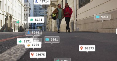 Sokakta yürürken tartışan iki Afrikalı Amerikalı adamın sosyal medya simgeleri. Sosyal medya ağı ve iş teknolojisi kavramı