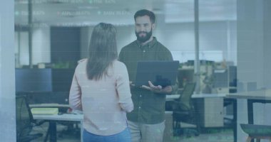 Mutlu erkek ve kadının ofiste tartıştığı borsa veri işleme görüntüsü. Küresel ekonomi ve iş veri teknolojisi kavramı