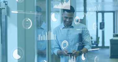 Ofiste gülümseyen akıllı telefon kullanan melez bir adama karşı istatistiksel veri işleme görüntüsü. Bilgisayar arayüzü ve iş veri teknolojisi kavramı