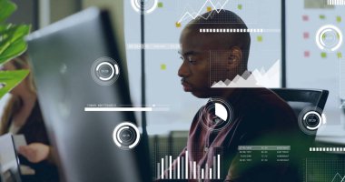 Ofisteki çeşitli iş adamlarının veri işleme görüntüsü. Küresel finans, iş, bağlantılar, hesaplama ve veri işleme kavramı dijital olarak oluşturuldu.