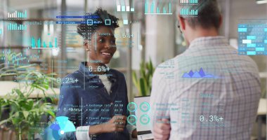 Ofisteki çeşitli iş adamlarıyla ilgili finansal veri işleme resmi. Küresel finans, iş, bağlantılar, hesaplama ve veri işleme kavramı dijital olarak oluşturuldu.