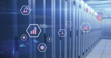 Bilgisayar sunucuları üzerinden eko simgelerin ve dijital veri işlemlerinin resmi. Dijital olarak oluşturulmuş küresel bağlantılar, hesaplama ve veri işleme kavramı.