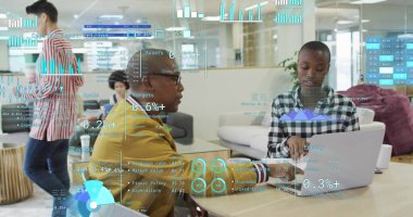 Ofisteki çeşitli iş adamlarıyla ilgili finansal veri işleme resmi. Küresel finans, iş, bağlantılar, hesaplama ve veri işleme kavramı dijital olarak oluşturuldu.