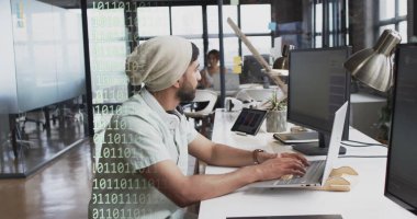 İkili kodlama ve veri işleme görüntüsü çift ırklı iş adamının ofisinde. Küresel finans, iş, bağlantılar, hesaplama ve veri işleme kavramı dijital olarak oluşturuldu.