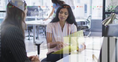 Çeşitli kadın iş arkadaşlarının raporları tartışırken birden fazla grafik ve ticaret tahtası görüntüsü. Dijital bileşik, çoklu pozlama, iş, borsa, planlama ve takım çalışması kavramı.