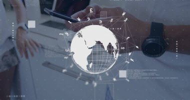 Beyaz adamın akıllı telefon kullanarak para birimi işaretleri, ağ ve veri işleme görüntüsü. Küresel finans, iş, bağlantılar, hesaplama ve veri işleme kavramı dijital olarak oluşturuldu.