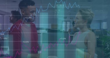 Ofiste dizüstü bilgisayarla tartışan kadın ve erkeğin istatistiksel veri işleme görüntüsü. Bilgisayar arayüzü ve iş veri teknolojisi kavramı