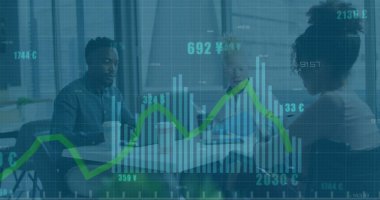 Çeşitli erkek ve kadın meslektaşların günlük toplantılarında verileri işlerken görüntüler. Dijital arayüz, takım çalışması, iş, ofis, ağ ve iletişim, dijital olarak oluşturulmuş görüntü.