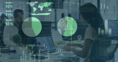 Ofiste dizüstü bilgisayar kullanan melez bir kadın hakkında istatistiksel veri işleme resmi. Bilgisayar arayüzü ve iş veri teknolojisi kavramı