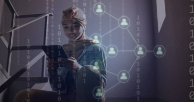 İkili kodlama ve tablet kullanan iki ırklı kız öğrencinin verileri. Küresel yapay zeka, bağlantılar, hesaplama ve veri işleme kavramı dijital olarak oluşturuldu.