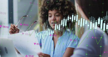 Çift ırklı iş kadınının ofisteki meslektaşıyla konuşması üzerine grafik işleme verileri. İş, bağlantı, takım çalışması, dijital arayüz ve iletişim, dijital olarak oluşturulmuş görüntü.