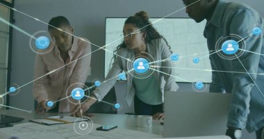 Ofiste iş tartışan farklı meslektaşların ikonlarıyla bağlantı ağının görüntüsü. Teknoloji, iş ve dijital arayüz kavramı dijital olarak oluşturulmuş görüntü.