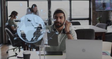 Ofisteki çeşitli iş adamları üzerinde çalışan küresel ve veri işleme görüntüsü. Küresel finans, iş, bağlantılar, hesaplama ve veri işleme kavramı dijital olarak oluşturuldu.
